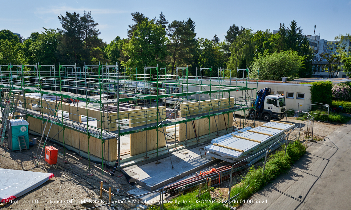 01.06.2023 - Neue Holzwände für das Haus für Kinder in Neuperlach in München